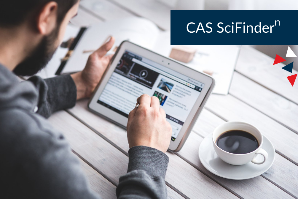 mężczyzna pracujący na tablecie z filiżanką kawy