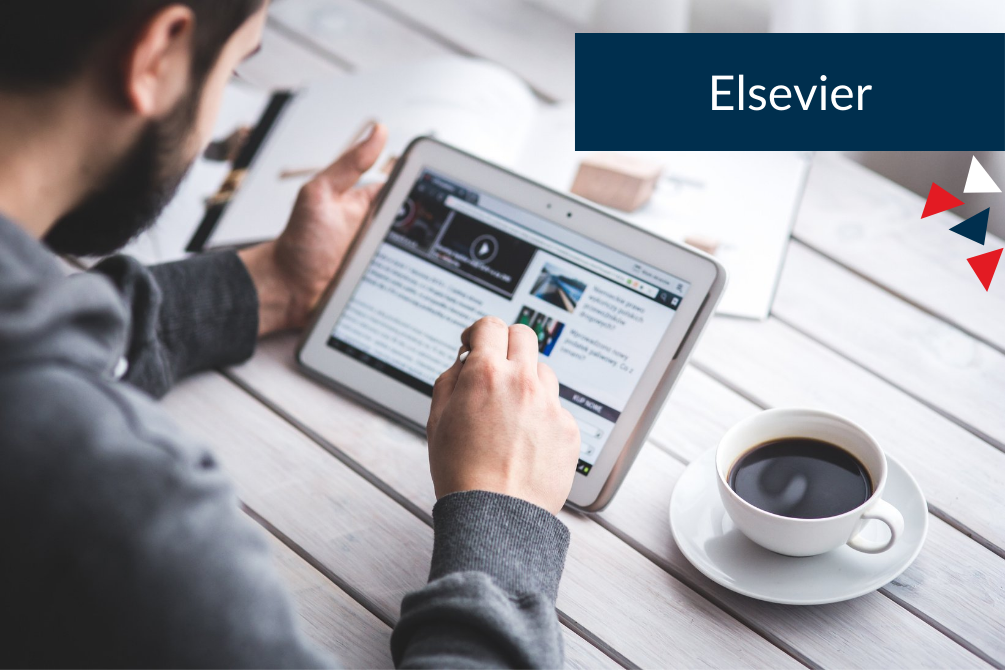 mężczyzna pracujący na tablecie z filiżanką kawy