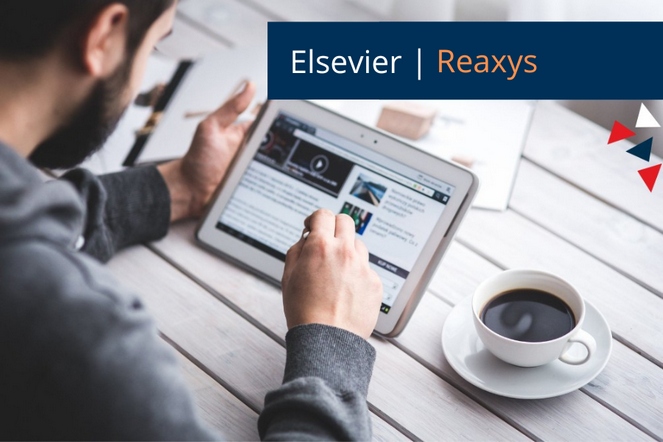 mężczyzna pracujący na tablecie