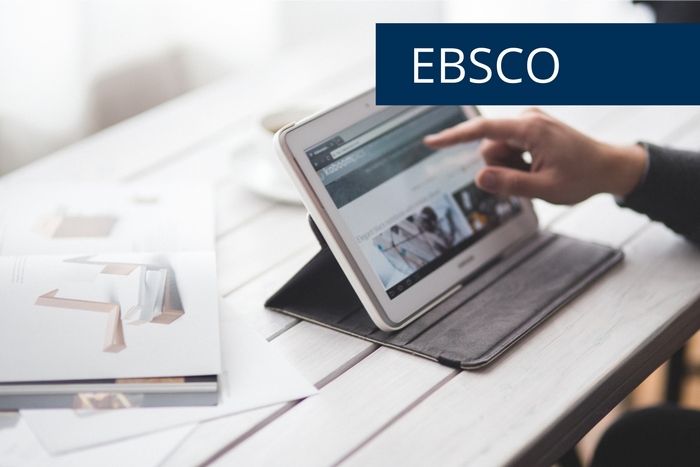 mężczyzna pracujący na tablecie