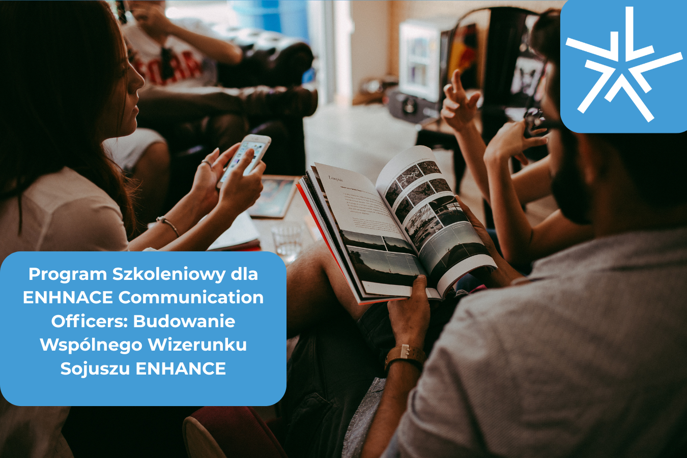 Ludzie siedzący razem rozmawiający, pani trzyma komórkę, pan przegląda gazetę, logo ENHNACE plus napis o temacie szkolenia 