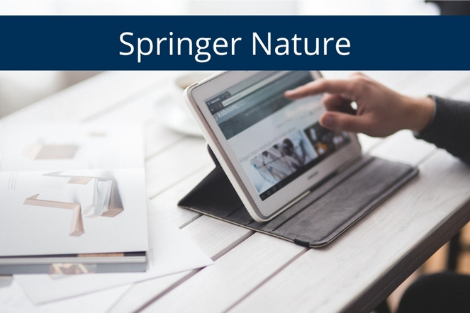 meżczyzna pracujący na tablecie