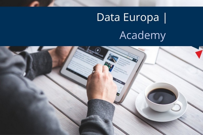 mężczyzna pracujący na tablecie