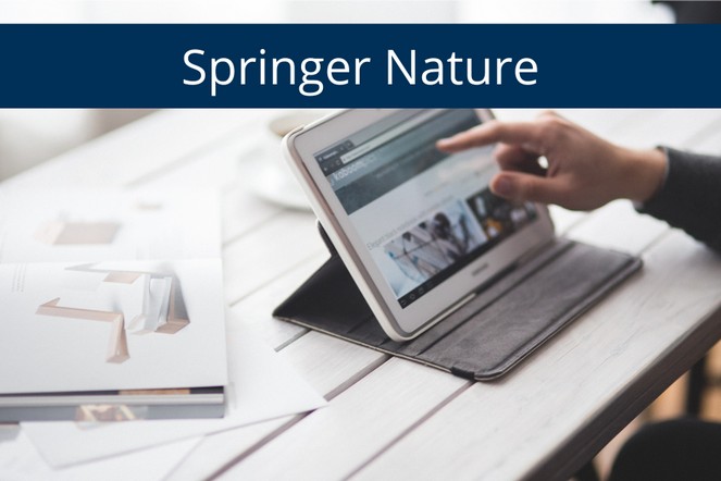 meżczyzna pracujący na tablecie