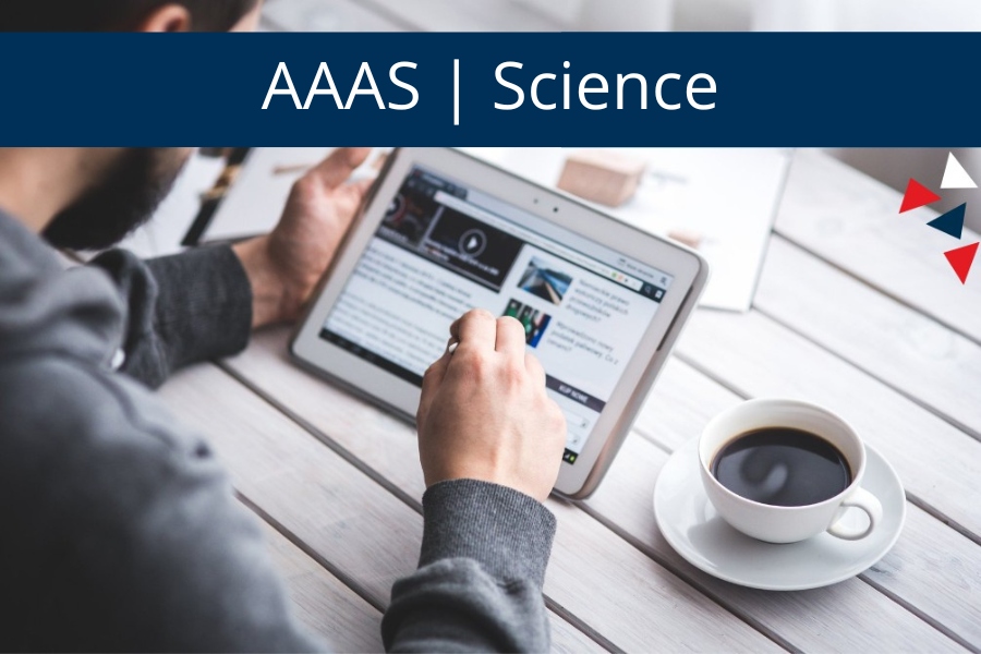 mężczyzna pracujący na tablecie