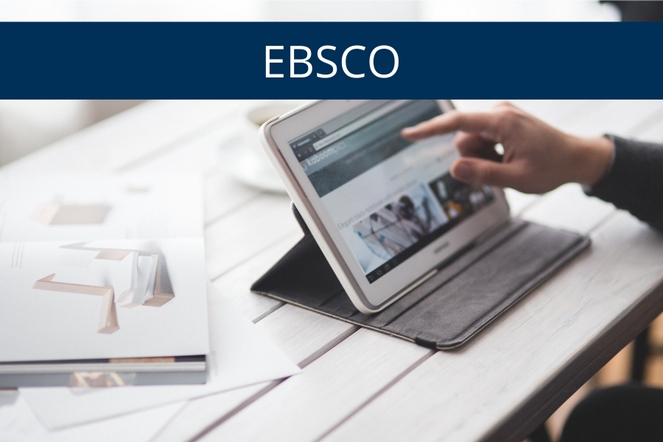 mężczyzna pracujący na tablecie