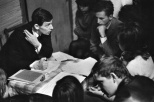 zdjęcie prof. Andersa ze studentami z lat 60.