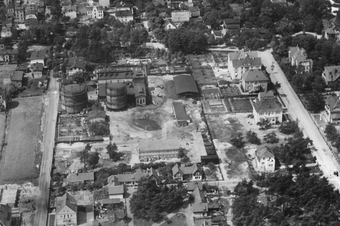 Czarno-białe zdjęcie starej gazowni w Sopocie z lotu ptaka