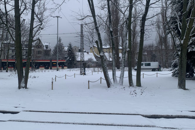 Zimowy, zaśnieżony widok pętli tramwajowej w Gdańsku Oliwie