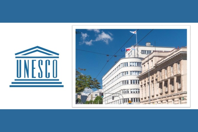 grafika na niebieskim tle, na środki szeroki biały pas - z lewej strony na pasie niebieskie logo UNESCO z prawej strony zdjęcie wczesnomodernistycznego budynku w Gdyni  