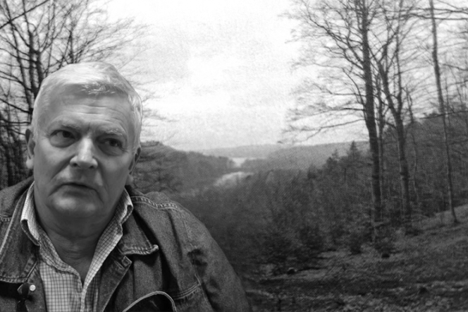 Zdjęcie śp. Macieja Przewoźniaka na tle jeziora Potęgowskiego, które było na okładce ostatniej książki Profesora