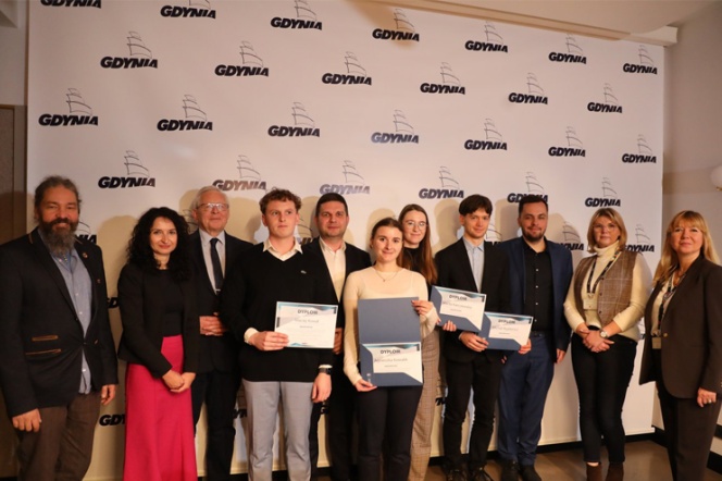Laureaci konkursu na najlepszą pracę dyplomową dotyczącą miasta Gdynia wraz z promotorami