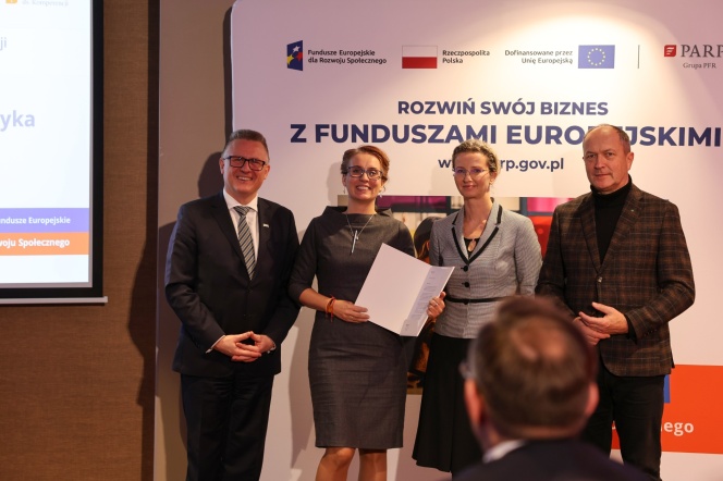 Paulina Duch-Żebrowska oraz Robert Idem zostali powołani na członków Sektorowej Rady ds. Kompetencji dla sektora architektury i urbanistyki, na kadencję 2025–2029. Na zdjęciu od lewej: Krzysztof Gulda  - p.o. Prezesa PARP, Paulina Duch-Żebrowska - WAPG, Joanna Zembaczyńska-Świątek - Zastępca Prezesa PARP, Wiceminister Edukacji Narodowej - Henryk Kiepura