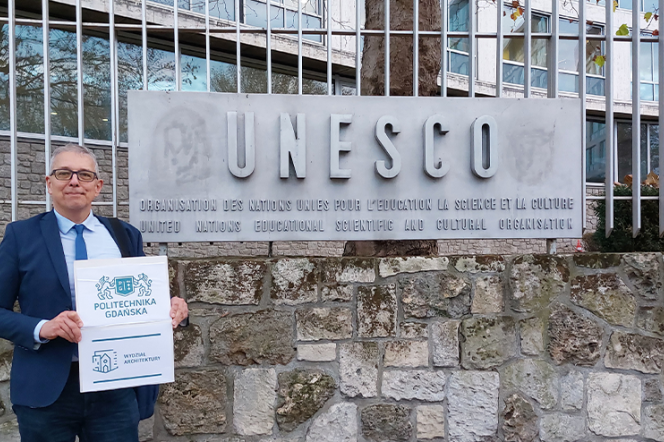 prof. Robert Hirsch na tle napisu UNESCO pod siedzibą UNESCO