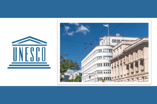 grafika na niebieskim tle, na środki szeroki biały pas - z lewej strony na pasie niebieskie logo UNESCO z prawej strony zdjęcie wczesnomodernistycznego budynku w Gdyni  