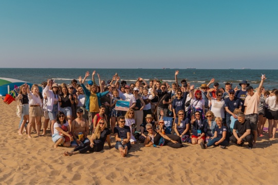 zdjęcie grupowe plaża zamki na piasku