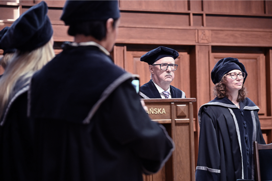 Kadr przedstawiający Dziekana Wydziału Architektury, Prodziekan ds. Nauki oraz pracowników administracyjnych WAPG podczas inauguracji roku akademickiego na Wydziale Architektury