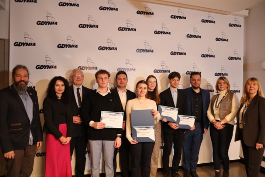Laureaci konkursu na najlepszą pracę dyplomową dotyczącą miasta Gdynia wraz z promotorami