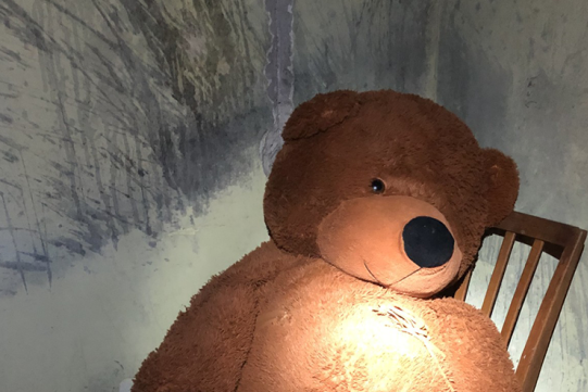 Grafika przedstawiająca pluszaka w zaniedbanym pomieszczeniu