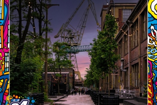 zdjęcie terenów postoczniowych, tzw. Młodego Miasta, na tle zabytkowego Żurawia gdańskiego, w ramce WOŚP