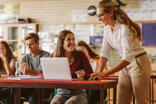 student i prowadzący w programie enhance