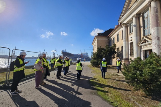 wizyta studentów na terenach portowych