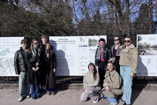 zdjęcie studentów na tle wystawy