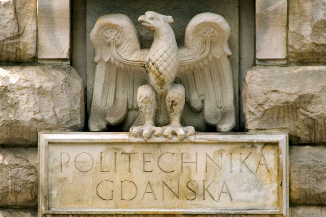 Rzeźba orła na Gmachu PG
