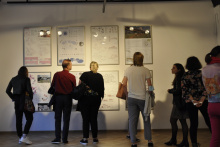 Uczestnicy wystawy na tle prezentowanych prac.