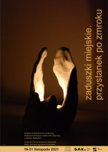 artystyczna świeca zapalona w ciemnym pomieszczeniu i napisy promujące wystawę projektów architektonicznych studentów z Wydziału Architektury Politechniki Gdańskiej