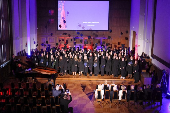 Zdjęcie uczestników dyplomatorium podrzucających birety