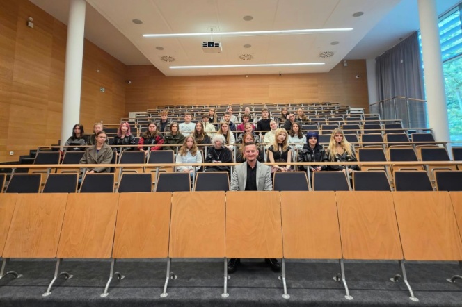 grupa studentów w audytorium