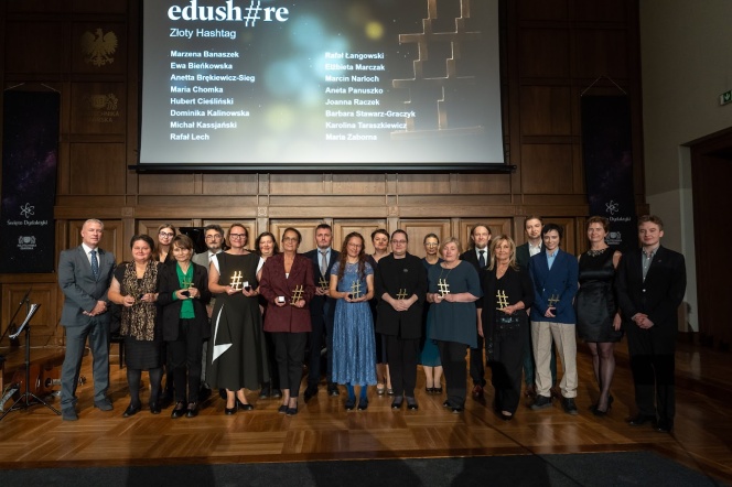 grupa laureatów w Auli PG