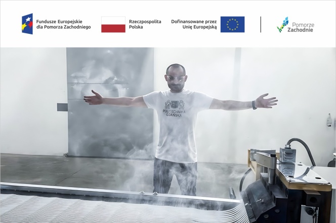 Naukowiec Wydzialu Chemicznego PG stojący nad instalacją produkcyjną