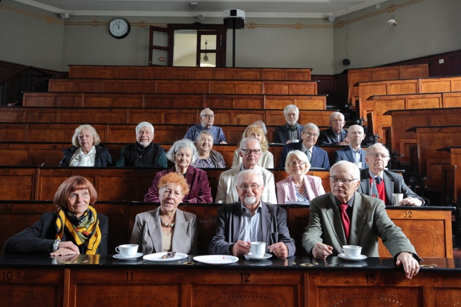 grupa absolwentów w Audytrium Namieśnika