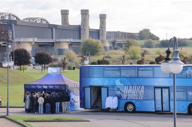 Naukobus na tle mostu w Tczewie