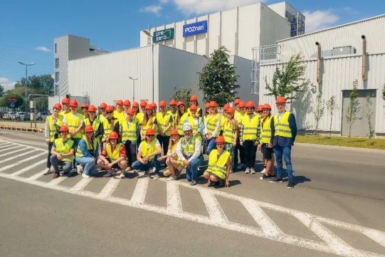 Zdjęcie uczestników wyjazdu na tle instalacji termicznego przekształcania odpadów komunalnych w Poznaniu