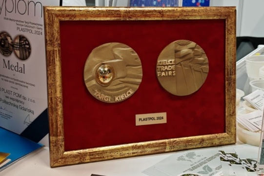 Medal Targów Plastpol w kategorii Techniki specjalne dla BIO PLAST POM we współpracy z Politechniką Gdańską za biodegradowalne kompostowalne tworzywo na bazie skrobi ziemniaczanej