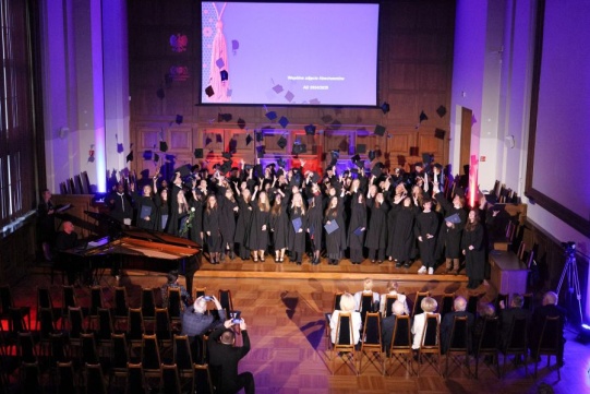 Zdjęcie uczestników dyplomatorium podrzucających birety