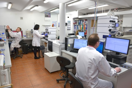 naukowcy w laboratorium