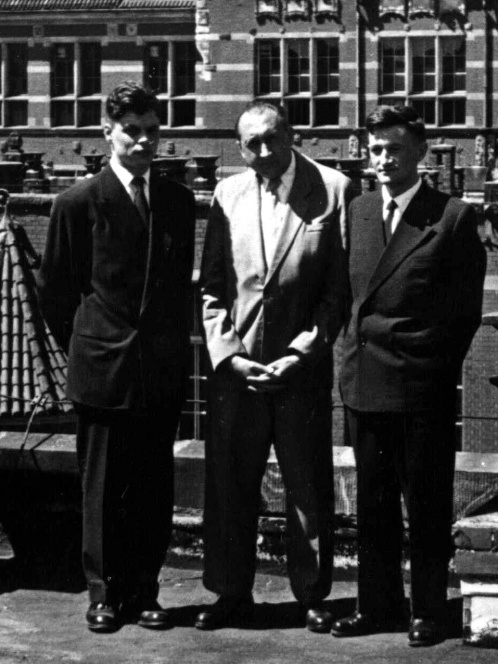Prof. W. Rodziewicz z dyplomantami - W. Wojnowski i K. Grzędzicki, 13 maja 1957.