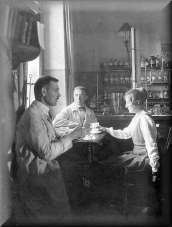 Wilhelm Klemm z żoną i szwagrem w laboratorium