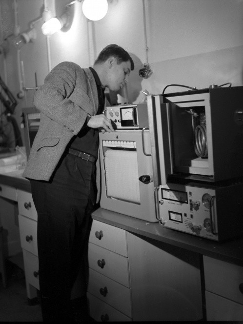 Wiesław Wojnowski przy chromatografie gazowym