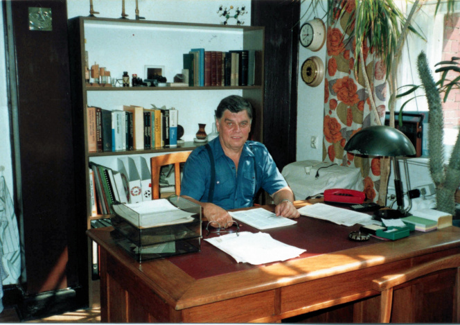 Profesor Wojnowski przy biurku