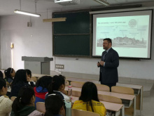 Christian Jungnickel podczas wykładu dla studentów Uniwersytetu Dezhou