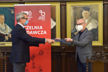 In the picture from the right: Prof. Janusz Nieznański, Vice-Rector for Internationalization and Innovation and Marian Popinigis, president od the board Blirt S.A. Photo: Dawid Linkowski / GUT