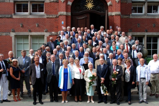 Zdjęcie grupowe absolwentów WEiA