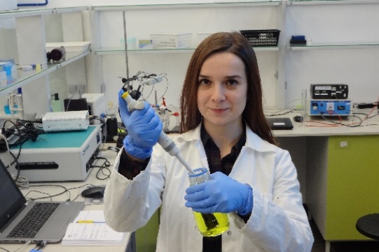 Wiktoria Lipińska przy pracy w laboratorium