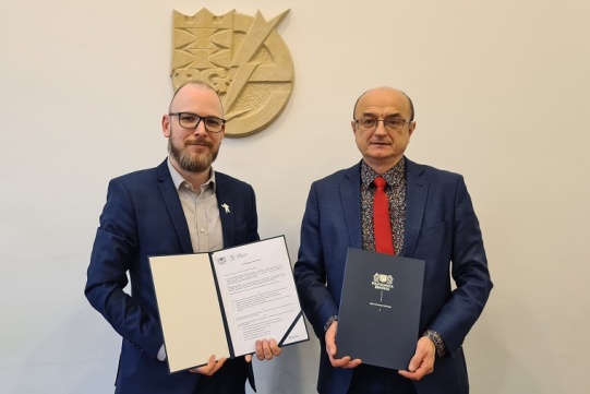 Tomasz Matusiak Dyrektor działu HR Michelin Polska S.A. oraz dr hab. inż. Mirosław Wołoszyn, dziekan WEiA