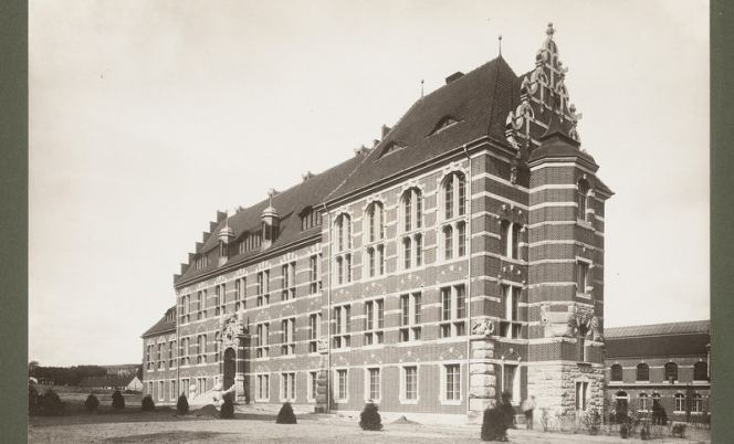 Czarno-białe zdjęcie historycznego budynku EiA